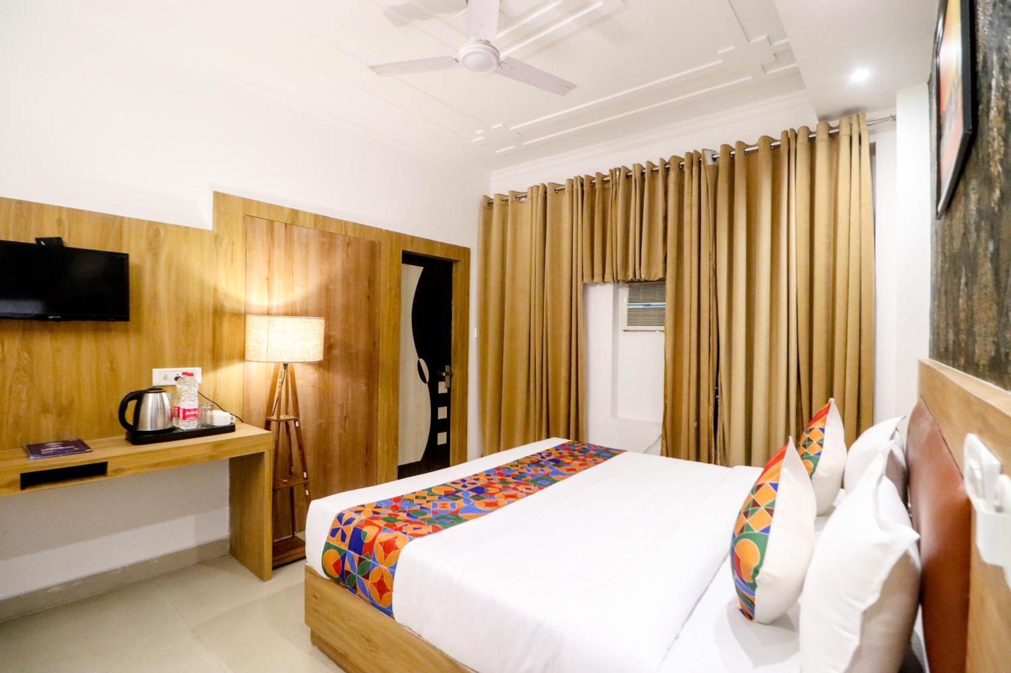 Hotel Vvs Near Delhi Airport Нью-Дели Экстерьер фото