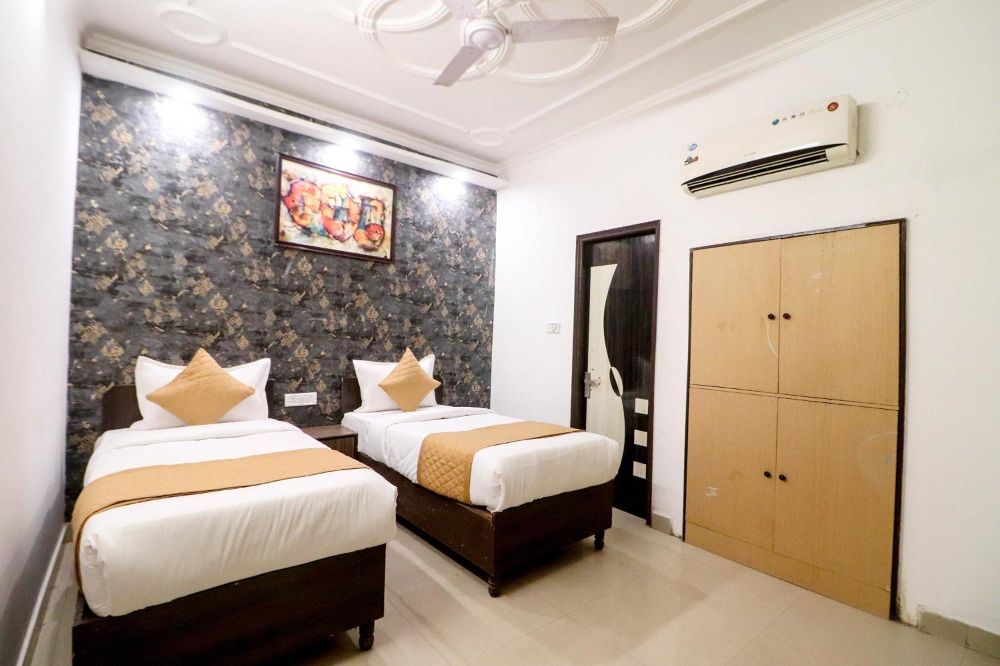 Hotel Vvs Near Delhi Airport Нью-Дели Экстерьер фото