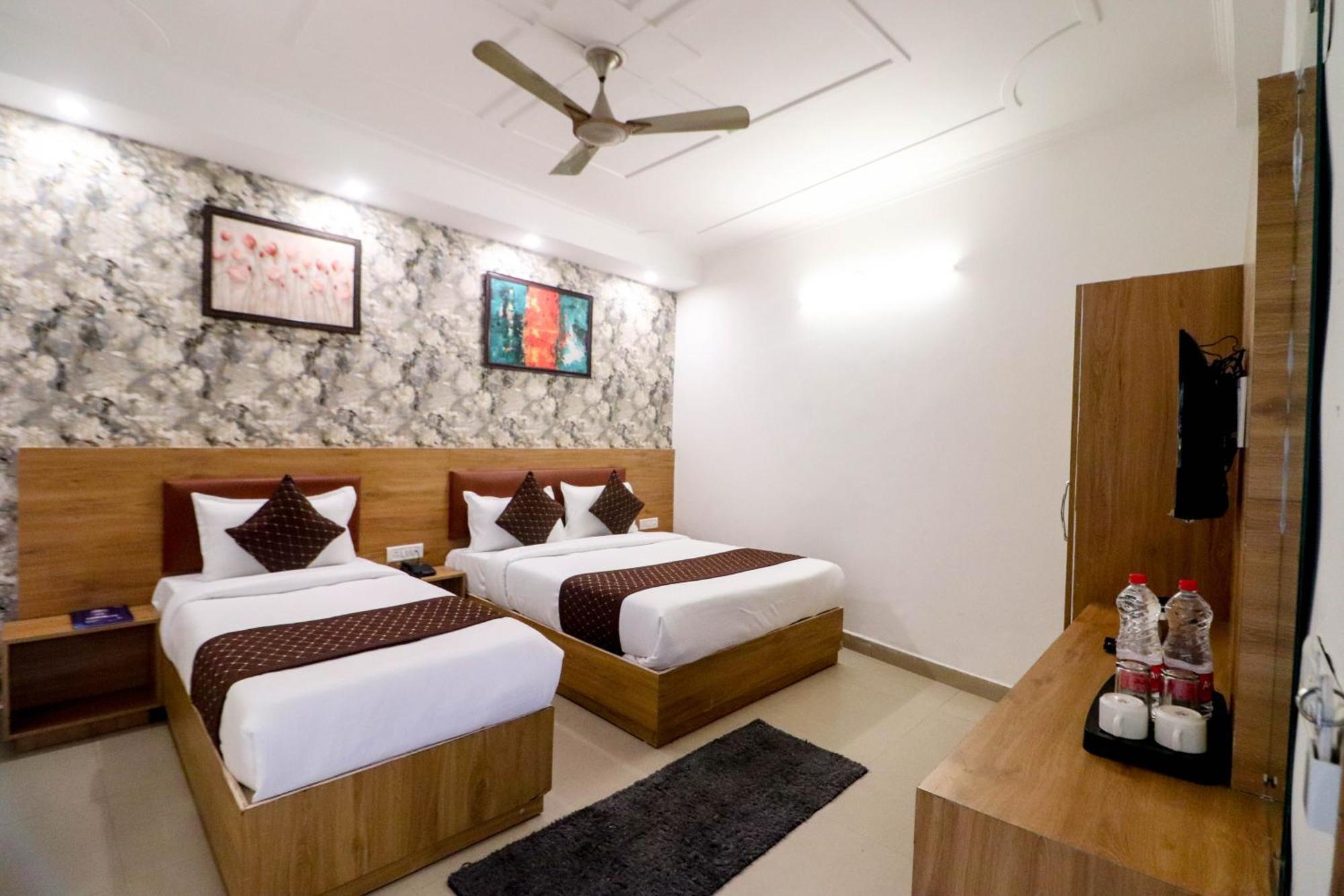 Hotel Vvs Near Delhi Airport Нью-Дели Экстерьер фото