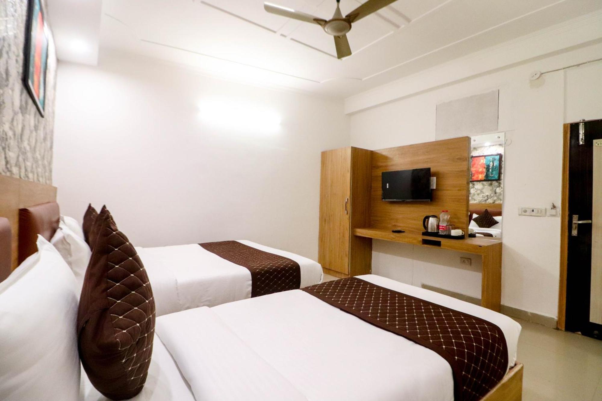 Hotel Vvs Near Delhi Airport Нью-Дели Экстерьер фото