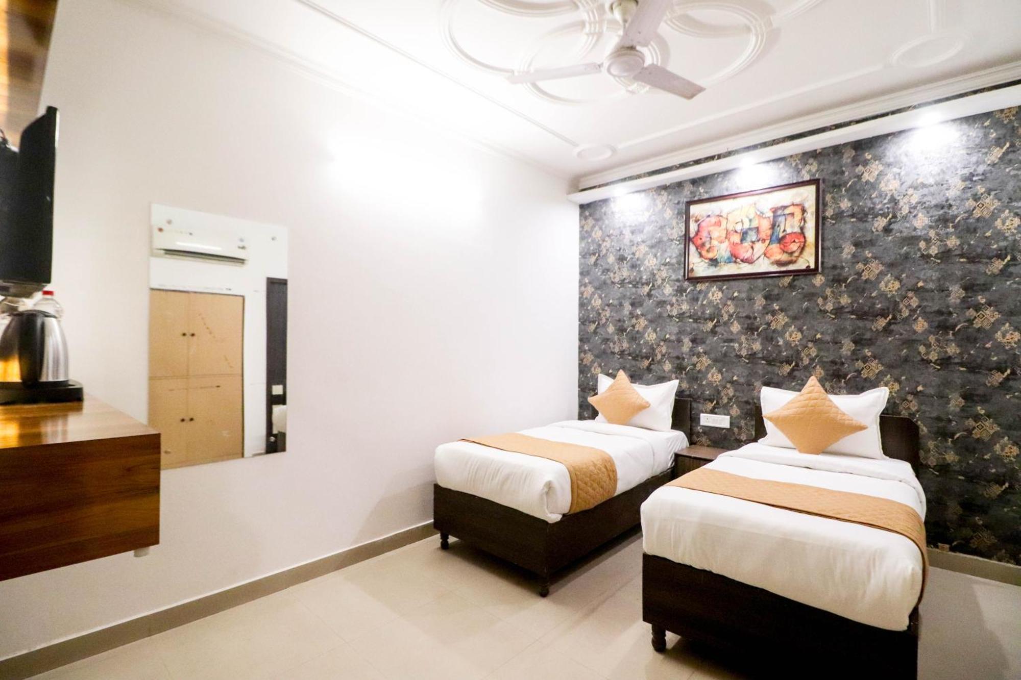 Hotel Vvs Near Delhi Airport Нью-Дели Экстерьер фото