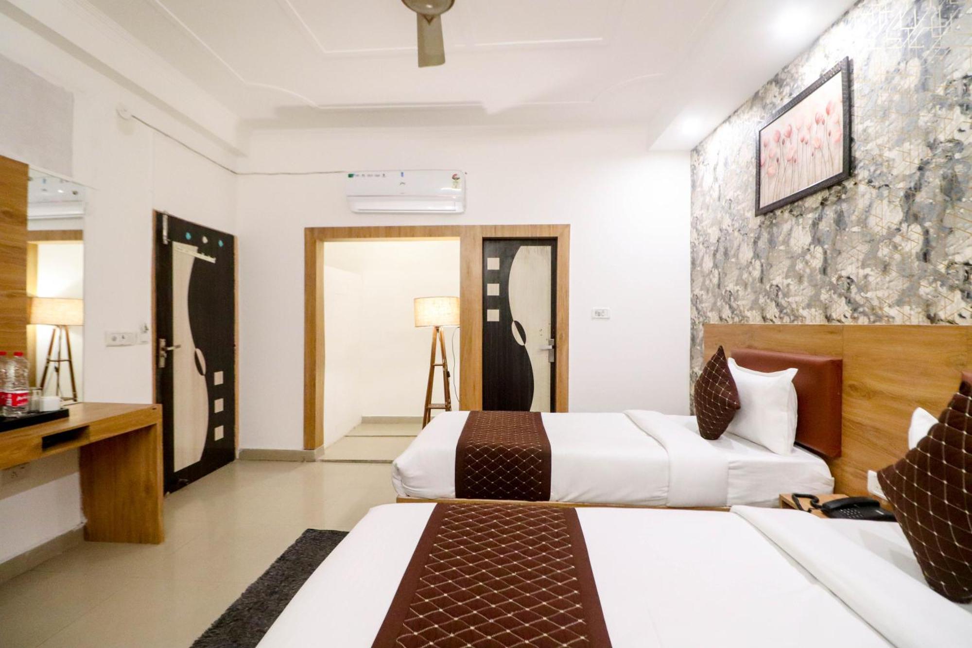 Hotel Vvs Near Delhi Airport Нью-Дели Экстерьер фото