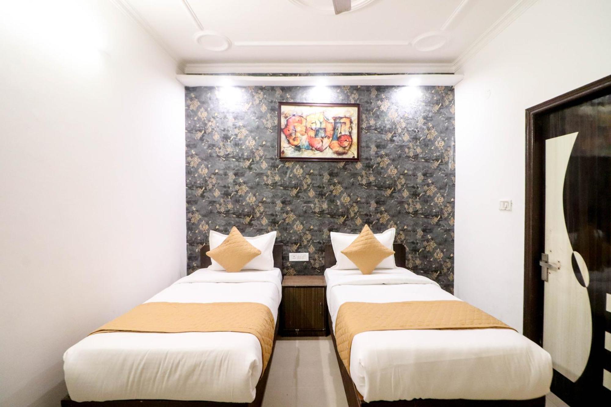 Hotel Vvs Near Delhi Airport Нью-Дели Экстерьер фото