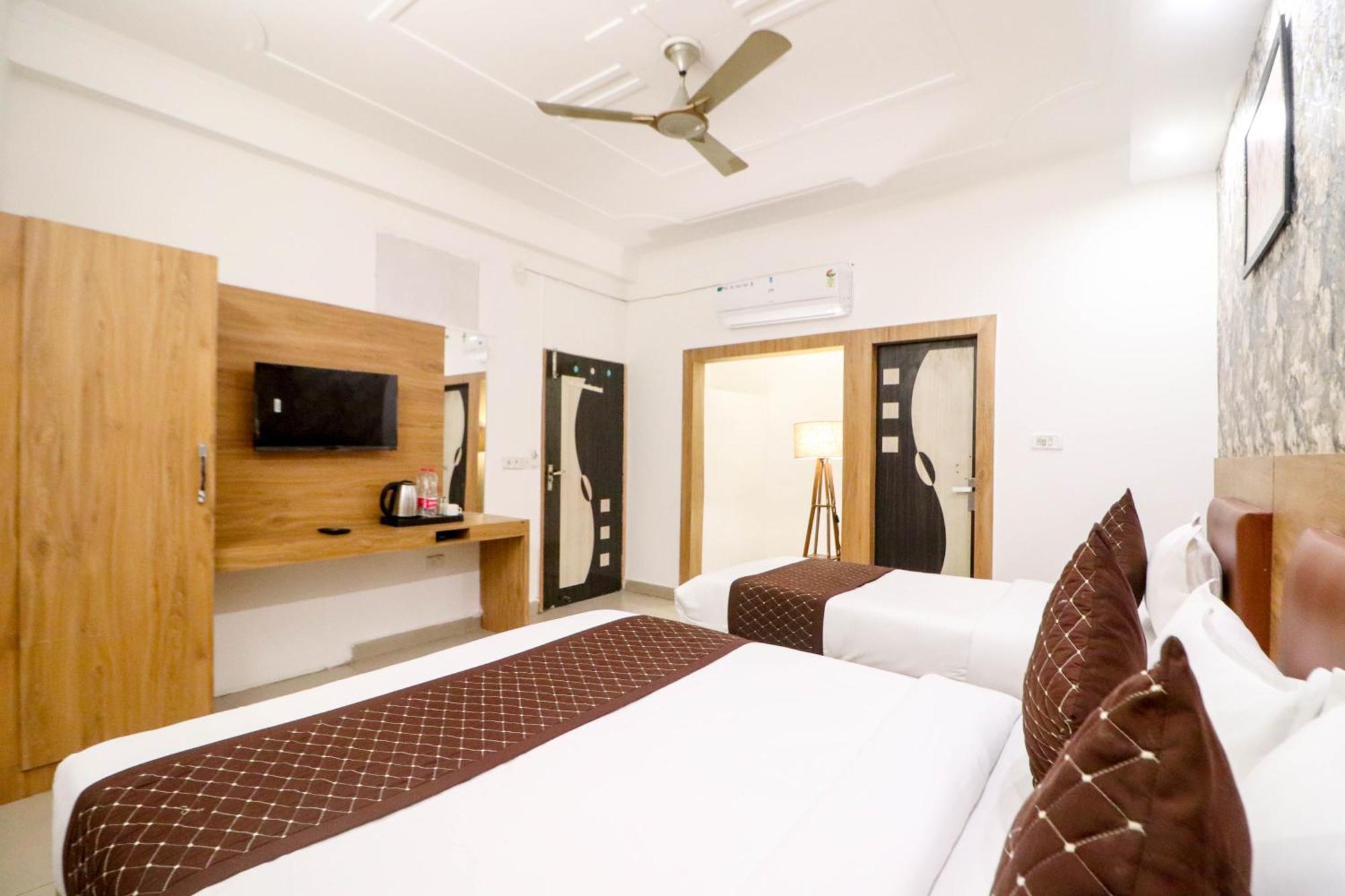 Hotel Vvs Near Delhi Airport Нью-Дели Экстерьер фото