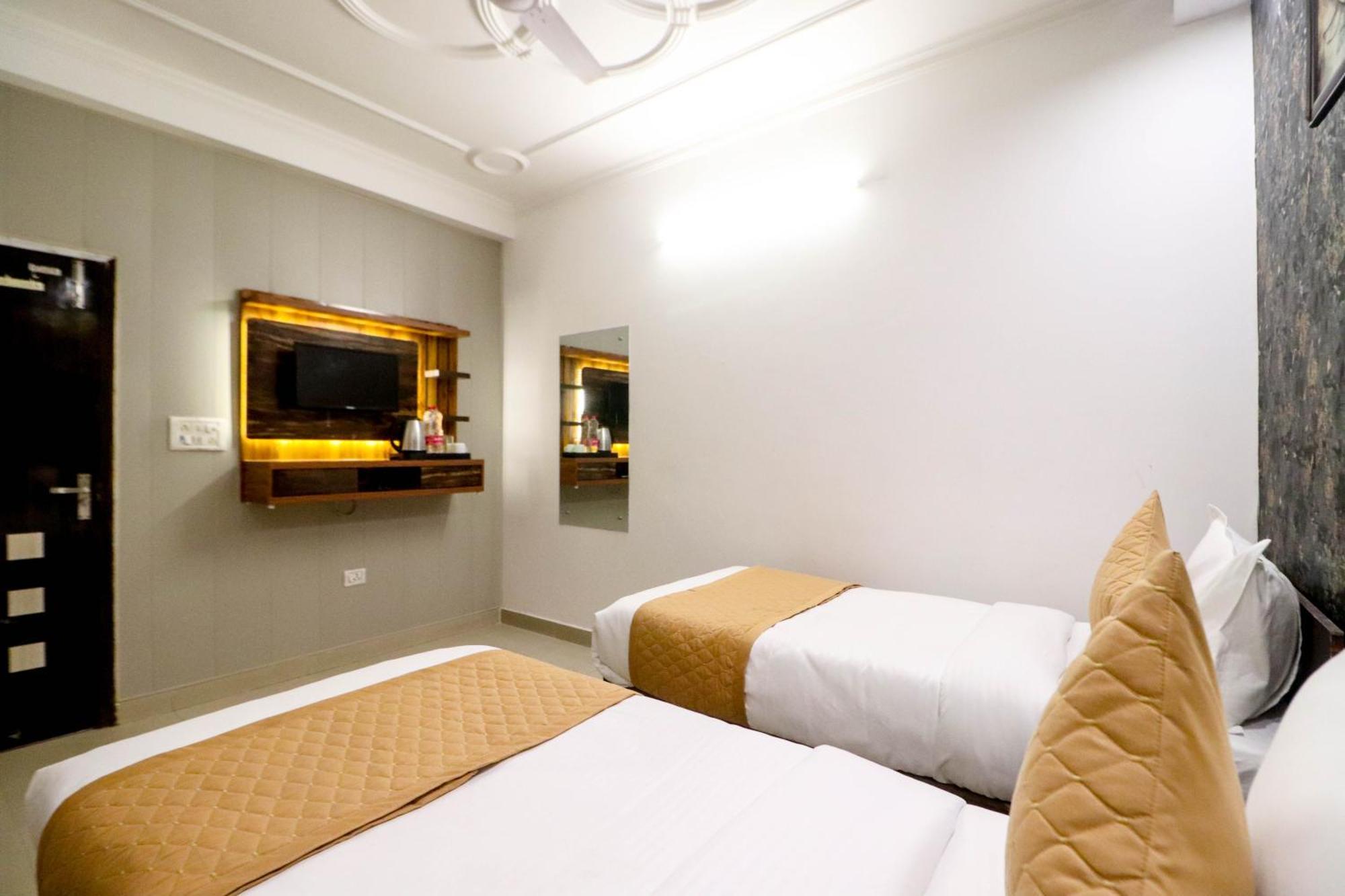 Hotel Vvs Near Delhi Airport Нью-Дели Экстерьер фото