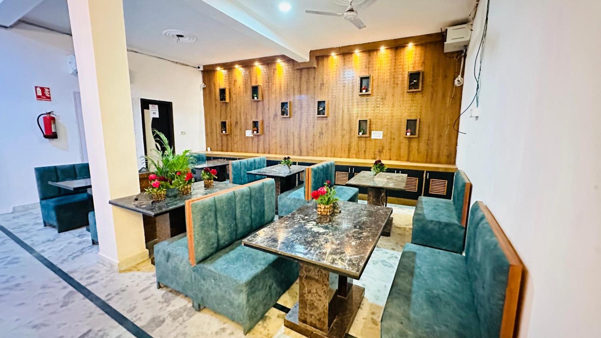 Hotel Vvs Near Delhi Airport Нью-Дели Экстерьер фото