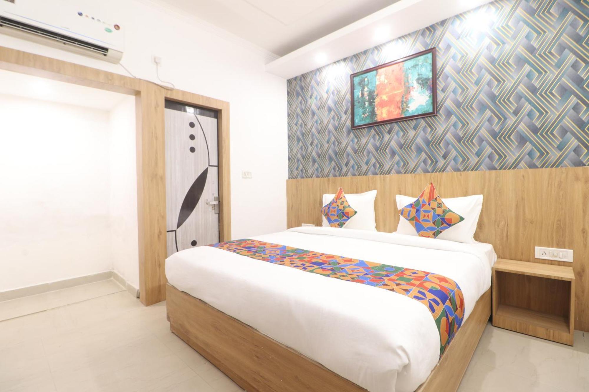 Hotel Vvs Near Delhi Airport Нью-Дели Экстерьер фото